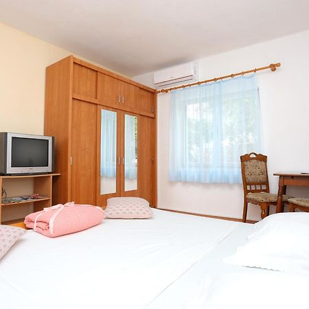 Rooms With A Parking Space Split - 17766 Oda fotoğraf