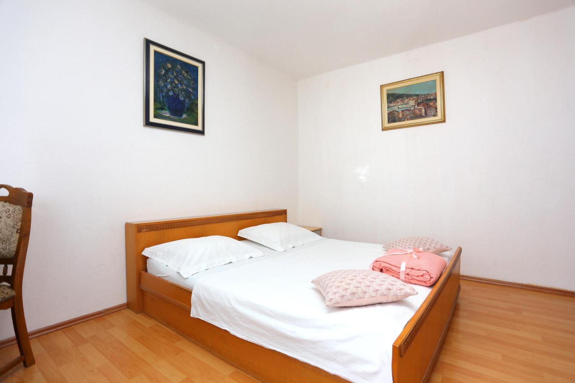 Rooms With A Parking Space Split - 17766 Oda fotoğraf