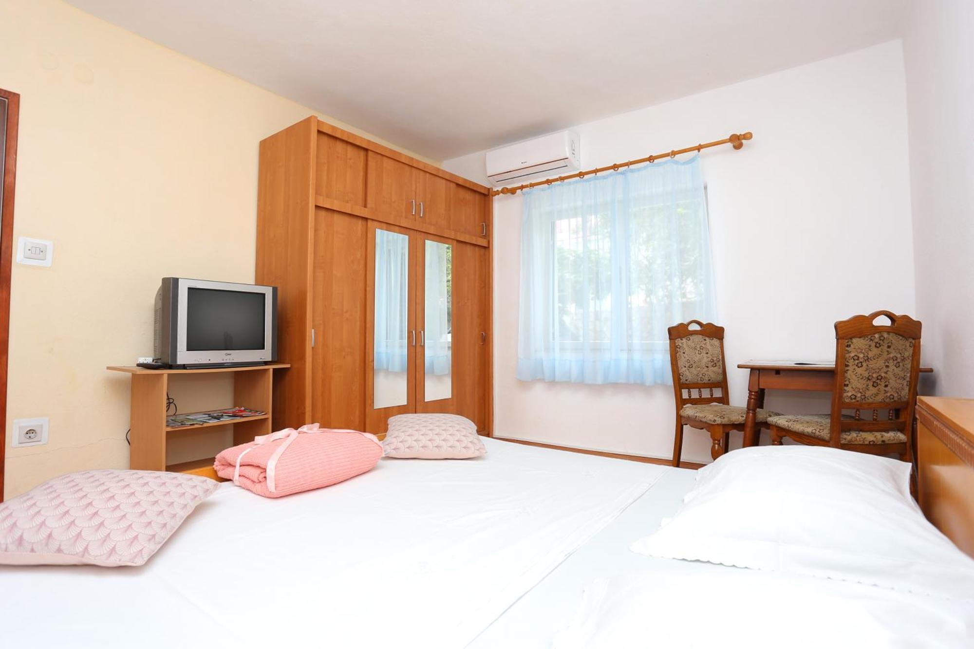 Rooms With A Parking Space Split - 17766 Oda fotoğraf